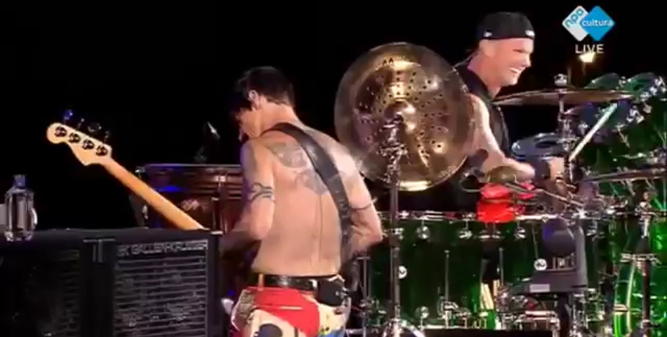 Anthony Kiedis se colgó el bajo para tocar un tema de The Beatles