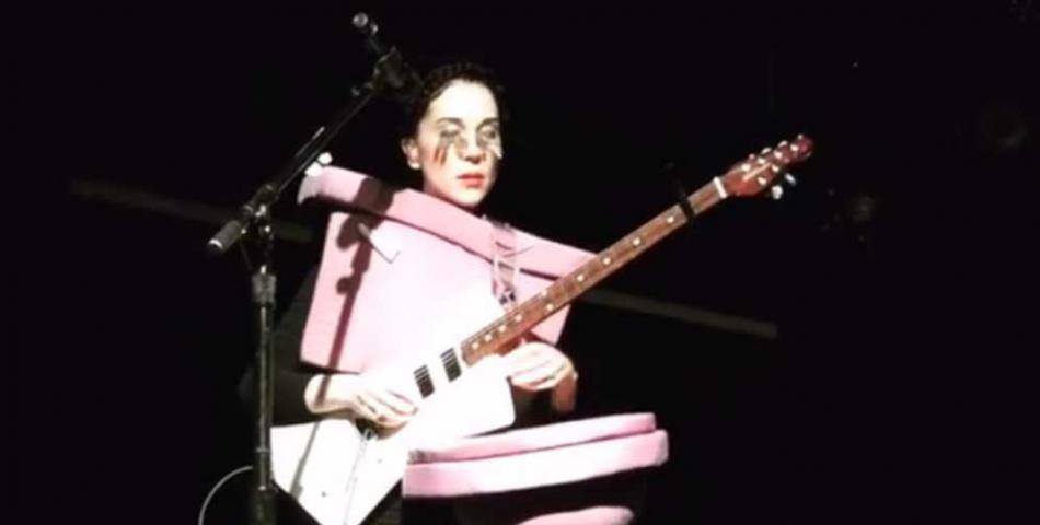 St Vincent llamó la atención en un show disfrazada de inodoro