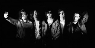 Un equipo SWAT secuestra a los Strokes en su nuevo clip