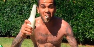 Destapá una cerveza con el excéntrico método de Dani Alves