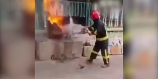 Un bombero apagó un incendio con gaseosa