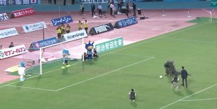 Insólito: Godzilla pateó un penal en la J-League