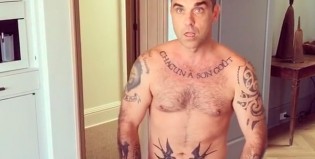 Robbie Williams peló con las manos en la torta