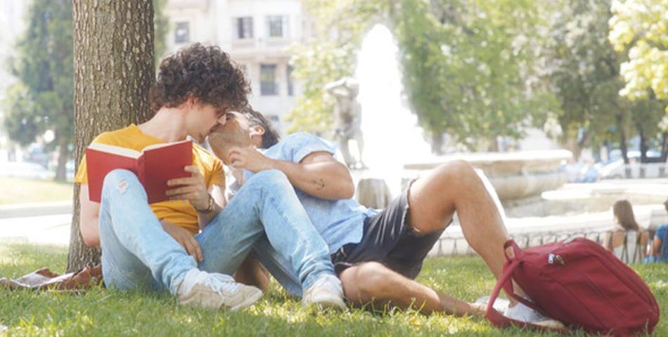 Este cortometraje demuestra lo difícil que resulta darse un beso para una pareja gay