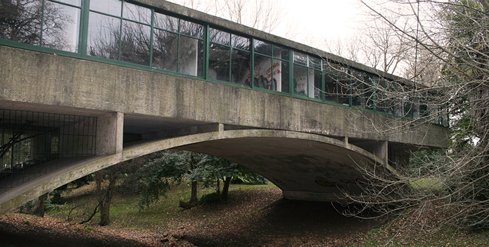 CASA DEL PUENTE, UNA JOYA ARQUITECTÓNICA EN LA NATURALEZA