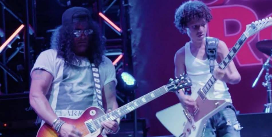 Miren a Slash sorprender y tocar junto al elenco de “School Of Rock”