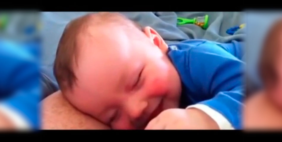 El bebé que se ríe mientras duerme es todo lo que está bien