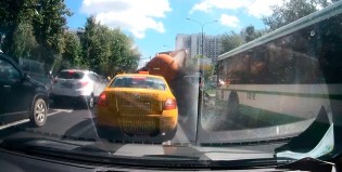 Asqueroso: un camión atmosférico explotó en la calle y llovió “caquita”