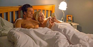 Easy: Orlando Bloom quiere un trío sexual en estas fotos de la nueva comedia de Netflix