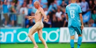 Un ex futbolista interrumpió un partido y practicó yoga desnudo
