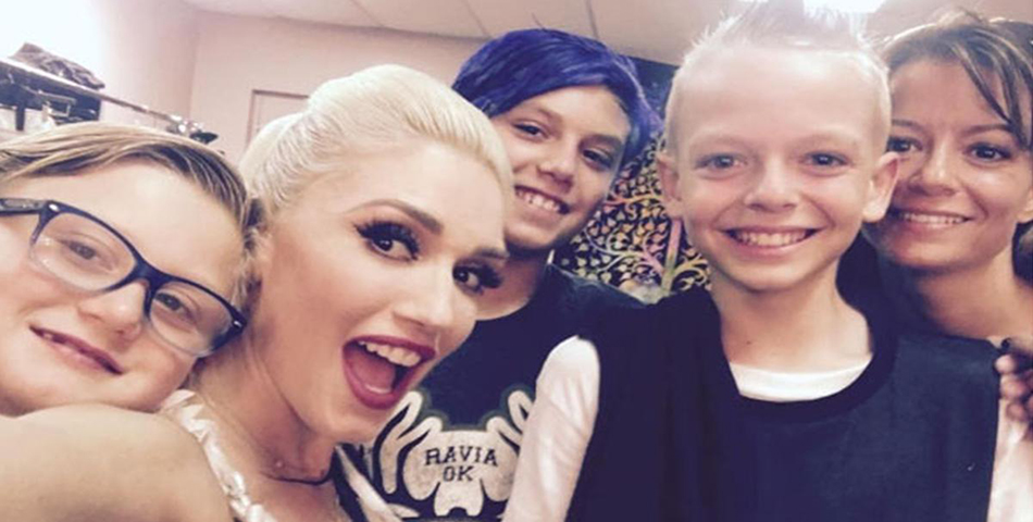 Lindo momento: Gwen Stefani sube al escenario a un nene víctima de bullying
