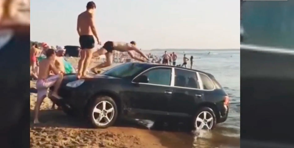 Transformaron un auto de lujo en un tobogán playero