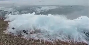 Sorprendete con las olas congeladas de un lago de Siberia