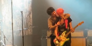 Green Day invitó a tocar a un fan y la rompió toda