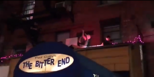 Lady Gaga cantó desde la terraza de un club nocturno de NYC