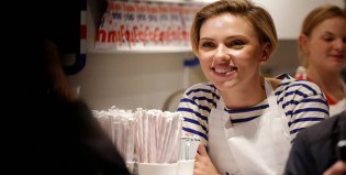 Scarlett Johansson causa furor vendiendo palomitas de maíz en París