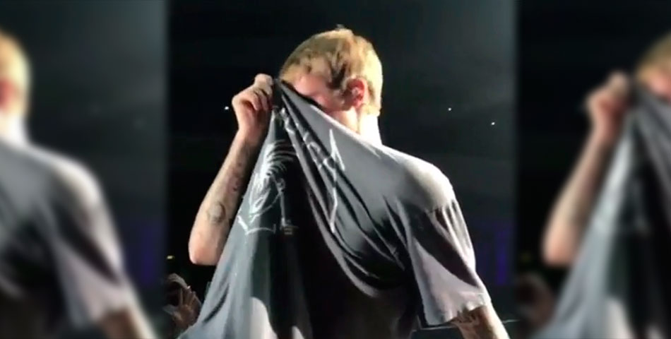 Justin “mariconeó” y se secó con la remera de Metallica