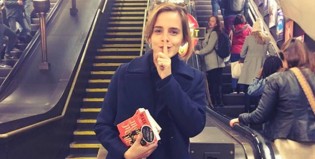 Emma Watson esconde libros en el metro de Londres