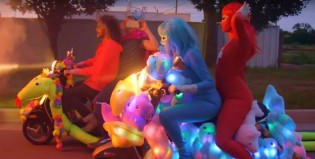 Alta fiesta con The Flaming lips en su nuevo video “How”