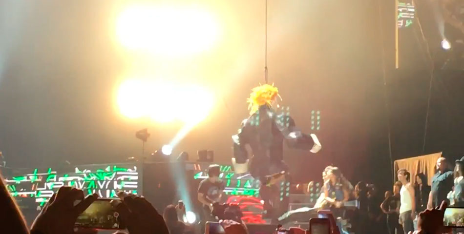 Guns N’ Roses sacudió una piñata con la figura de Donald Trump