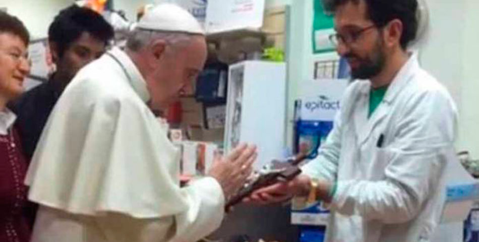 Increíble: Francisco “dejó” el Vaticano para comprarse zapatos