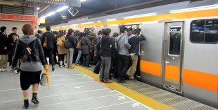 Así se viaja en el subte japonés en hora pico