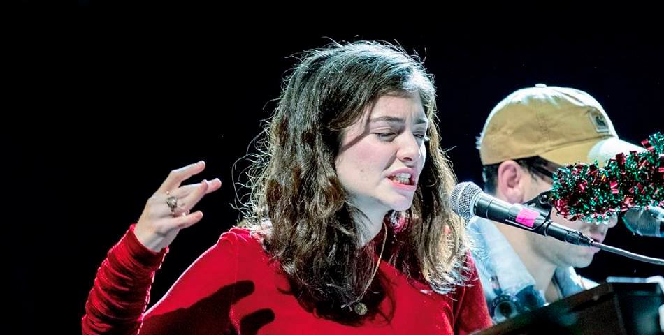 Lorde interpreta cover a Robyn y Fleetwood Mac en show benéfico