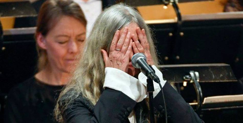 Muy emocionada, Patti Smith ¡se olvidó la letra!