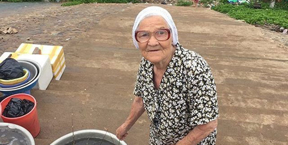 Tiene 89 años y recorre el mundo a pura sonrisa