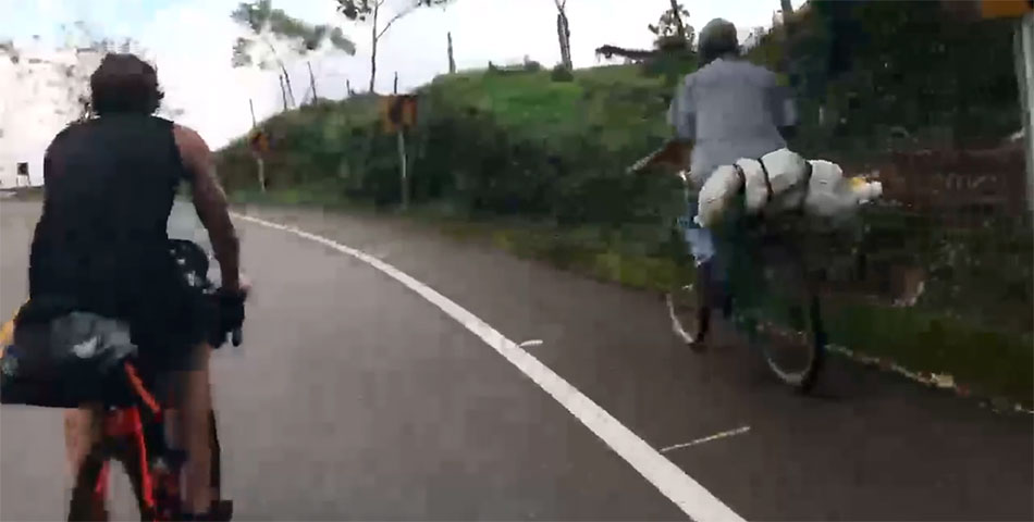 Un campesino colombiano trolleó a dos ciclistas profesionales