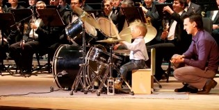 Tiene tres años y tocó con la Orquesta Sinfónica de Novosibirsk