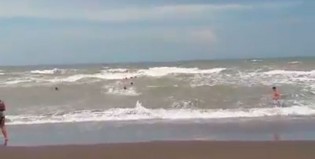 De película: una guardavida rescató a tres personas en Monte Hermoso