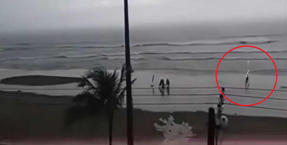 Viral: Mirá el preciso momento en el que un rayo impacta a una turista en la playa