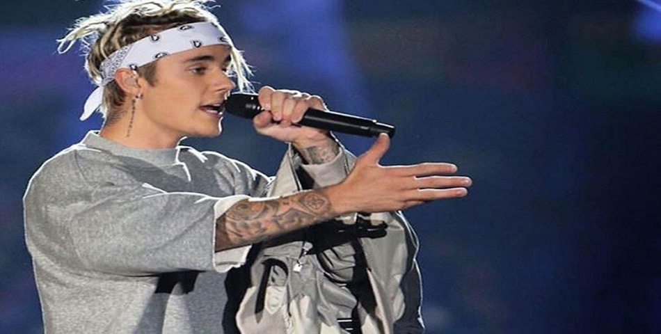 Justin Bieber no quiso cantar “Despacito” y recibió un botellazo