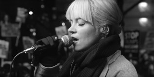 Lily Allen versiona “Going To A Town” de Rufus Wainwright