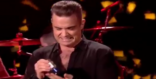 Polémico: Robbie Williams tocó a sus fans e inmediatamente desinfectó sus manos