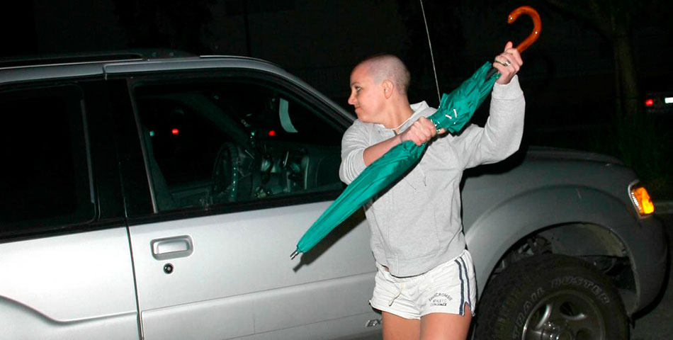 Subastan el paraguas con el que Britney Spears atacó a un periodista