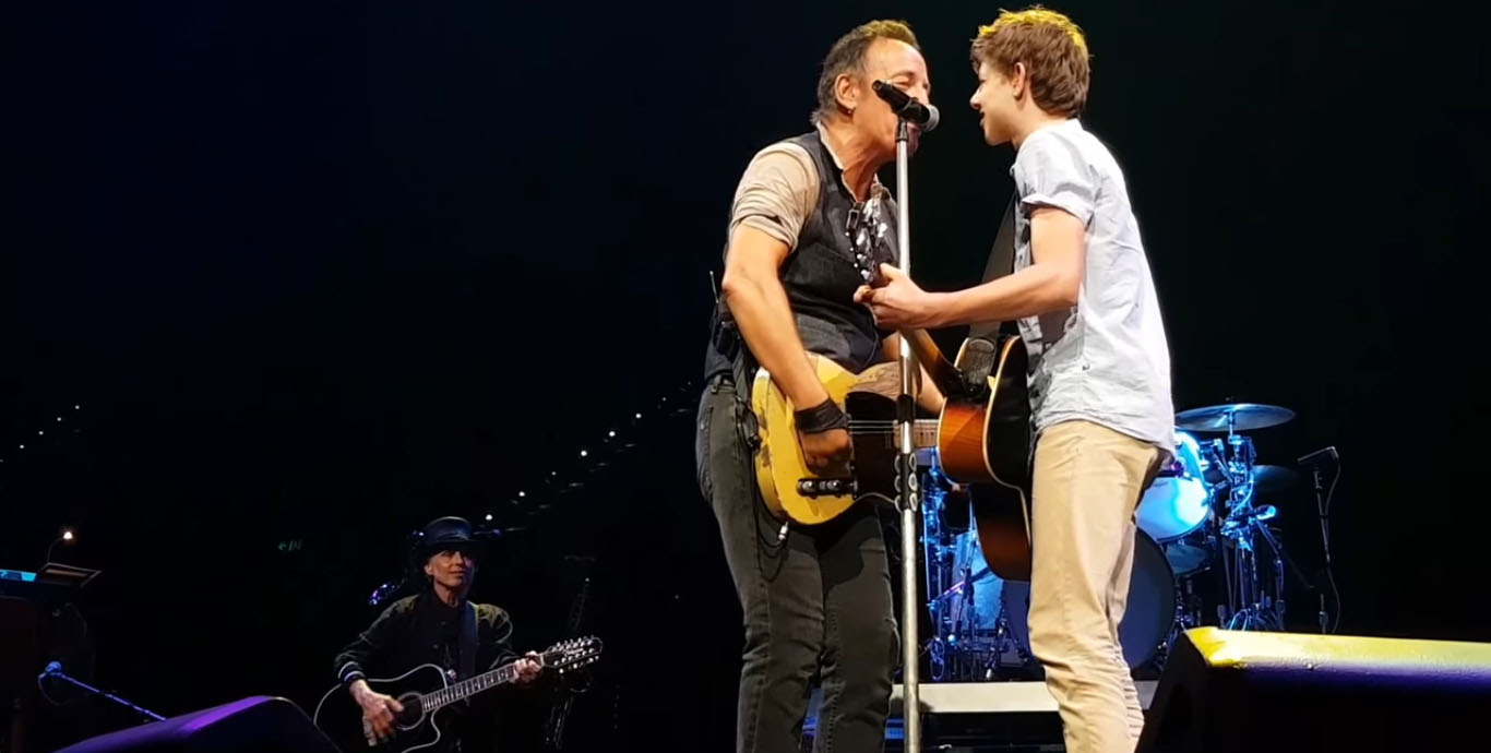 Así da gusto ratearse: ¡Bruce Springsteen invitó a tocar un chico que faltó al colegio por verlo!