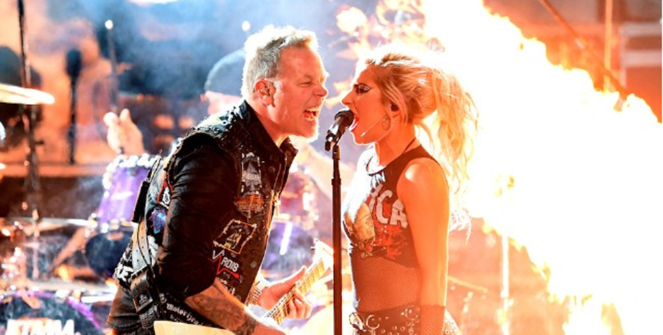 Metallica y Lady Gaga cantaron juntos pero el micrófono le falló a James Hetfield y estalló de la bronca