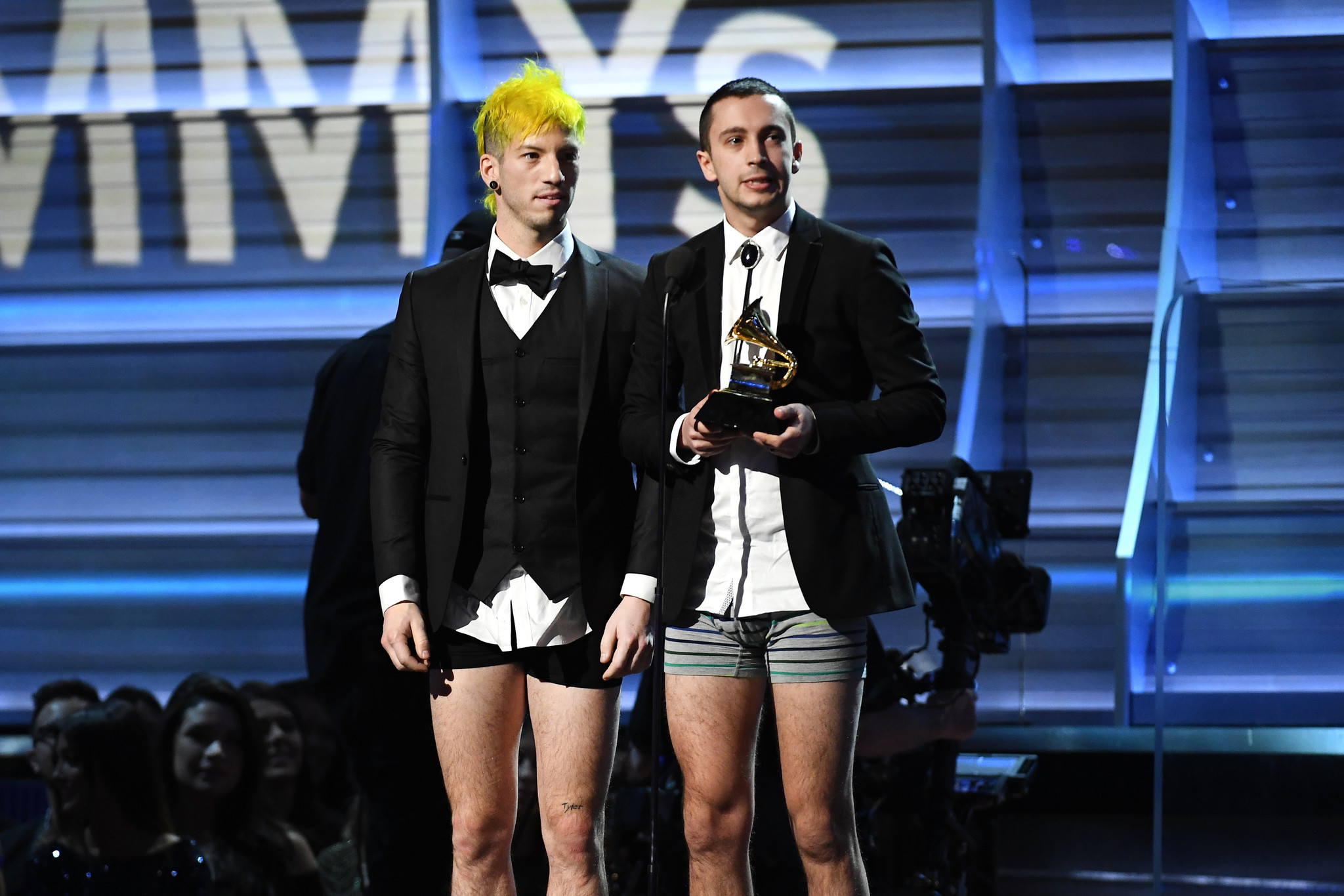 la-et-mg-twenty-one-pilots-accept-their-grammy-award-20170212