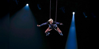 Te mintieron en la cara: ¡Lady Gaga NO saltó desde el techo del estadio en el Super Bowl!