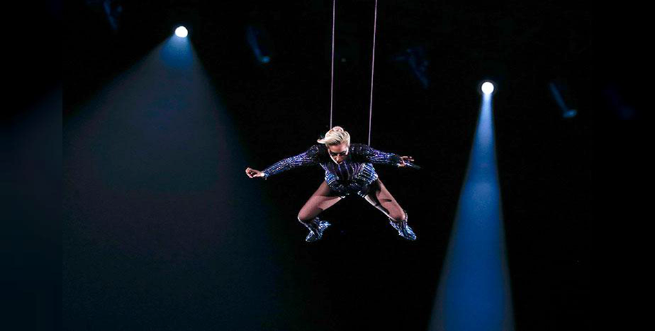 Te mintieron en la cara: ¡Lady Gaga NO saltó desde el techo del estadio en el Super Bowl!