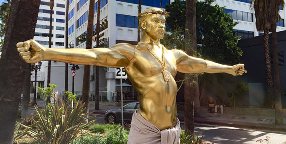 Apareció una estatua de oro de Kanye West crucificado