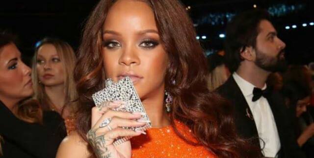 Protagonistas de los Grammy 2017: Rihanna y su petaca