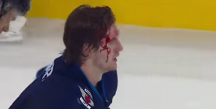 ¡Pelea a muerte en un partido de hockey sobre hielo!