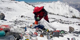 Montañistas llevan bolsas al Everest para recoger basura