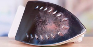 Truco infalible para sacar manchas de la base de la plancha
