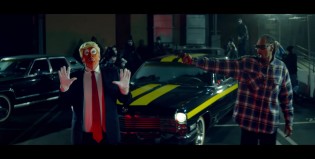 ¡Snoop Dogg apunta con una pistola a Trump en su nuevo video!