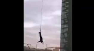 Se tiró en bungee jumping y se dio la cabeza contra el piso