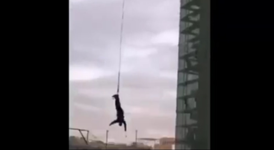 Se tiró en bungee jumping y se dio la cabeza contra el piso